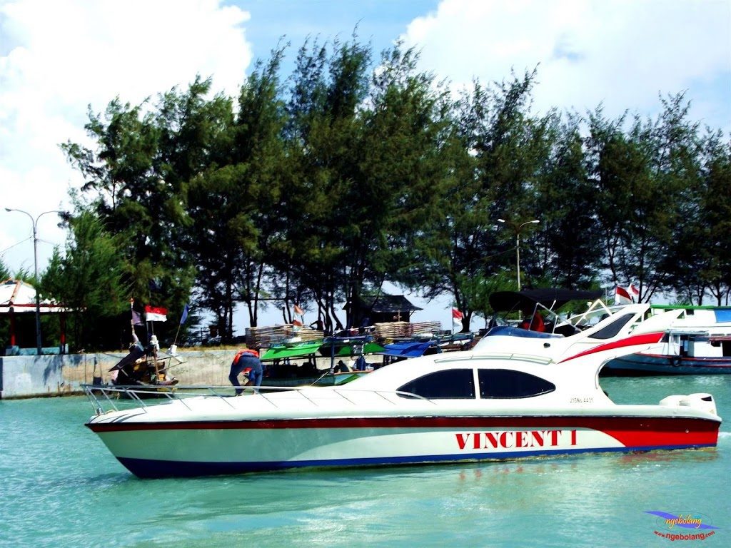 Speedboat to Pari island