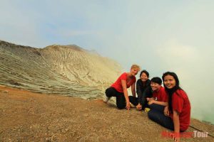 A group of Traveller at Ijen crater