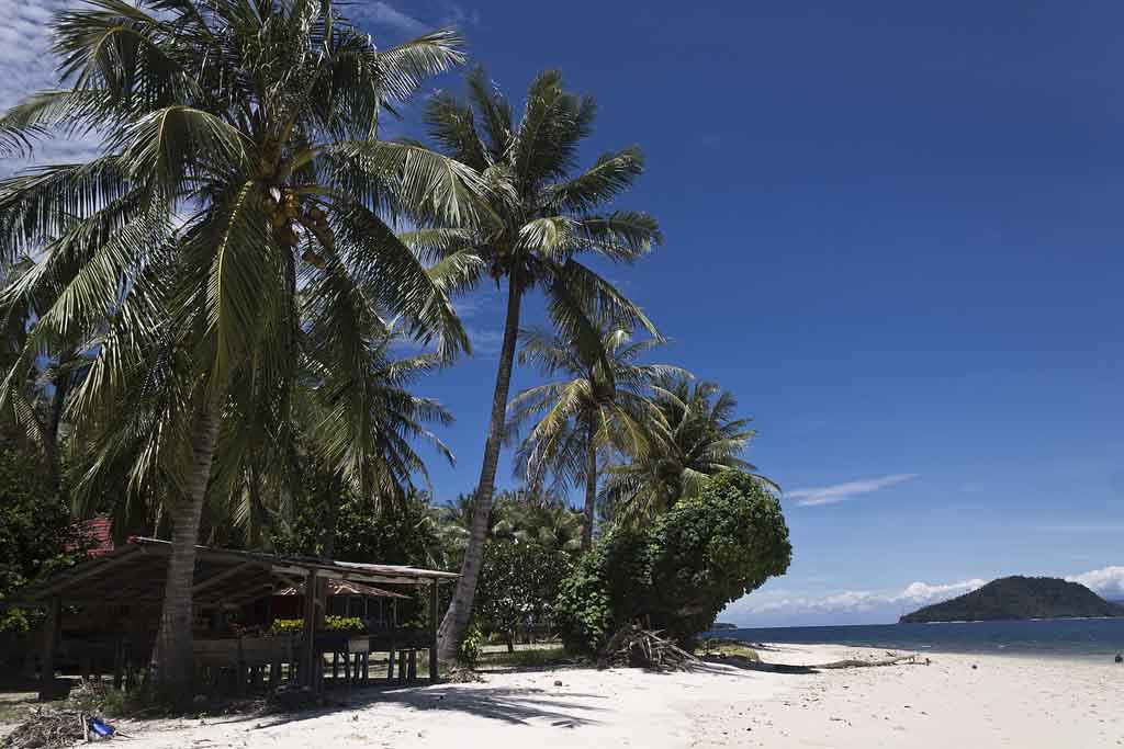 White sandy beach of Pasumpahan island