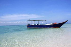 A wooden boat to go to Samalona island