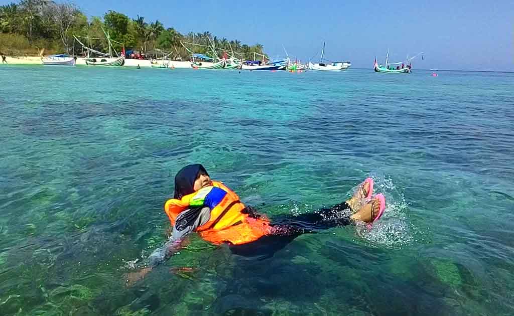 Snorkeling at Gili Labak island