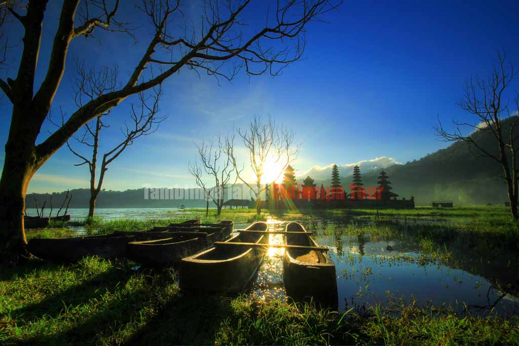 A sunrise at Tamblingan lake