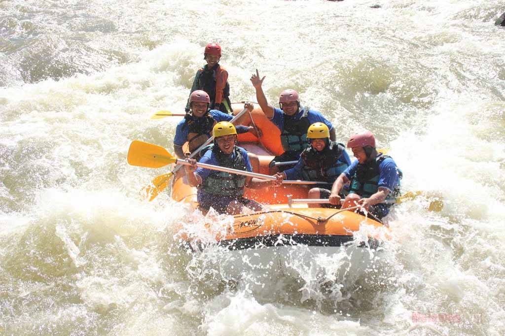 Explore Elo river and rafting