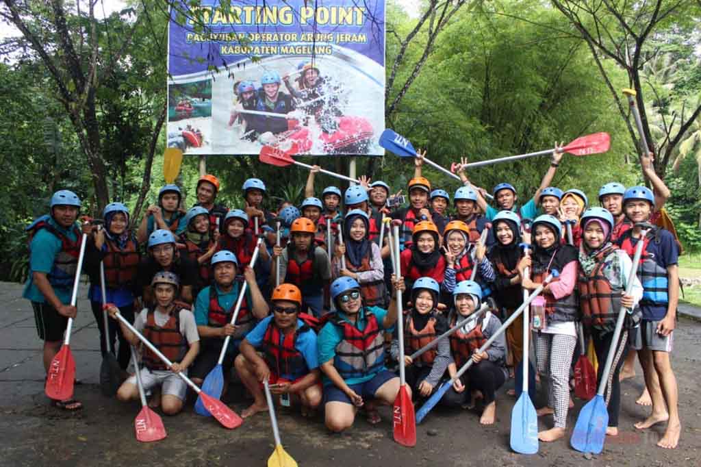 Gathering and Rafting at Elo river