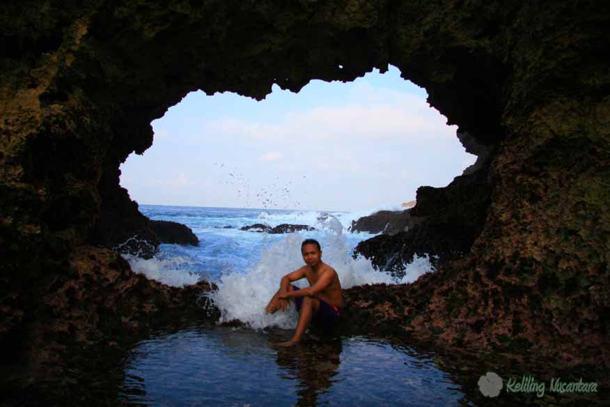 a rock tunnel of sempu island