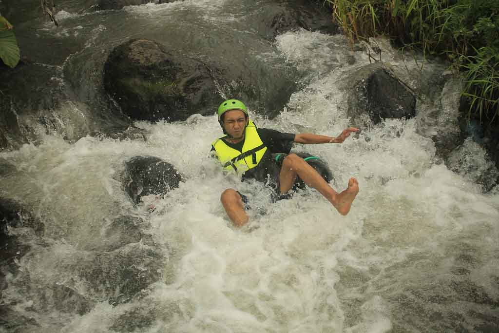 River tubing adventure in Kleco river