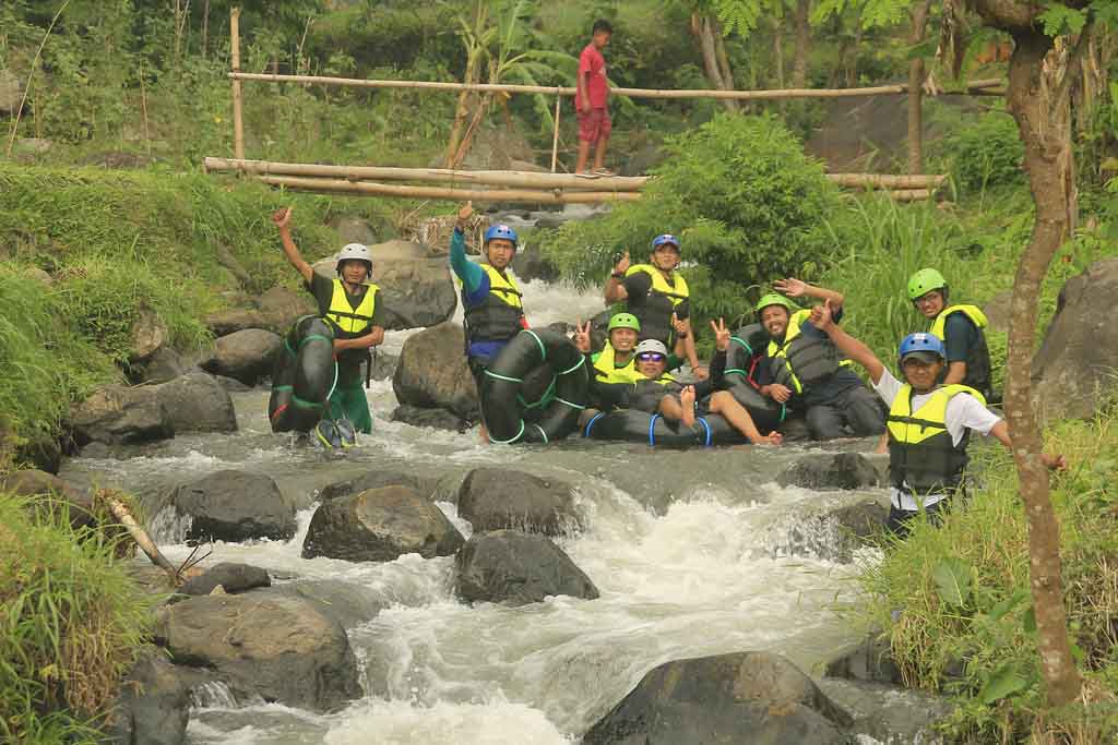 Stop for pictures during river tubing activity